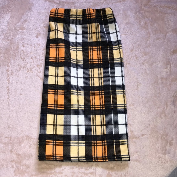 PrettyLittleThing Yellow & Black Checkered Skirt - Picture 2 of 5